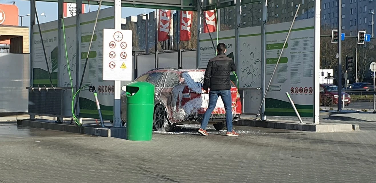 Niektóryz będą się zastanawiać, czy zostaną ukarani również wtedy, jeżeli zatrzymają się na poboczu publicznej drogi, by przemyć i przetrzeć szyby