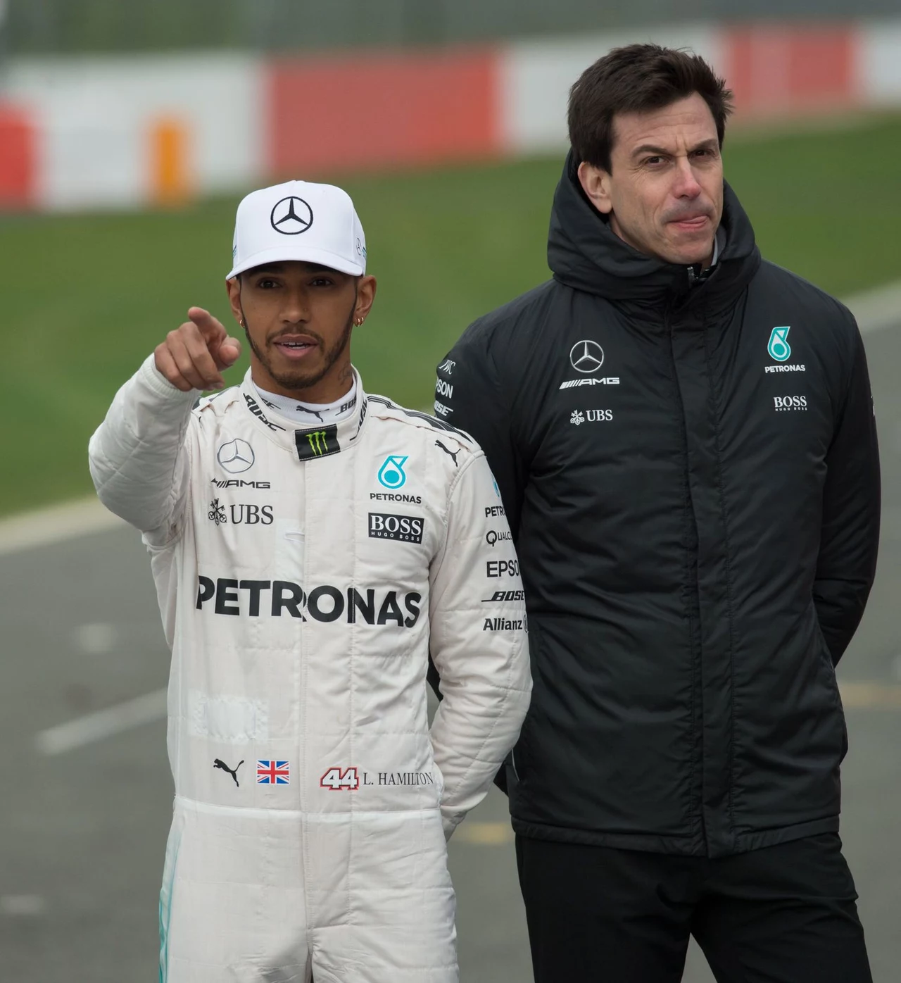 Toto Wolff (z prawej) i Lewis Hamilton