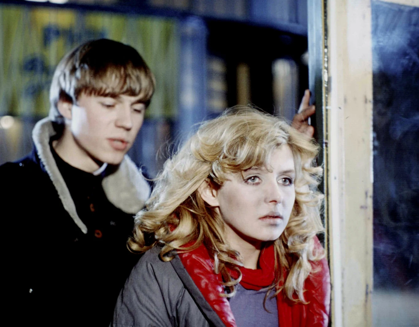 Zachwycała urodą, więc od adoratorów nie mogła się opędzić. Miała talent, a poza tym była bardzo atrakcyjną, jasnooką blondynką. Do łódzkiej Filmówki zdała za pierwszym razem. Z kolegami z roku się nie zaprzyjaźniła. Przez studia przeszła jak burza, dyplom zrobiła po trzech latach nauki.