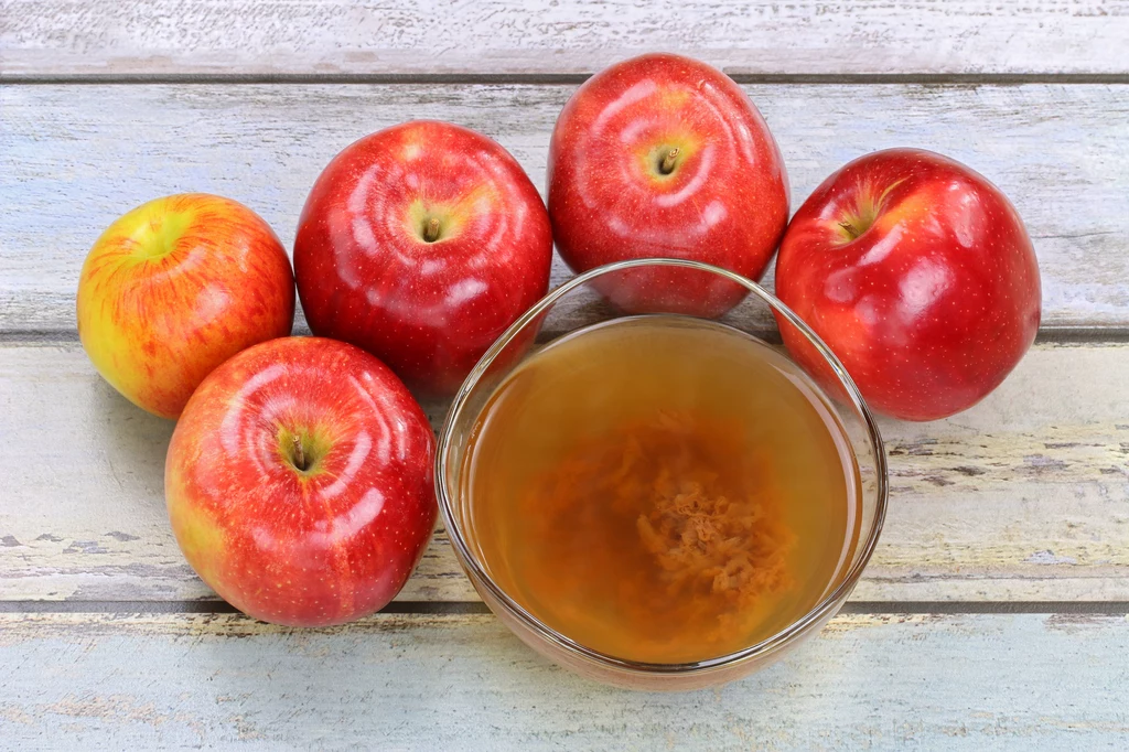 Ocet jabłkowy, miód oraz cynamon to domowe ukorzeniacze do roślin