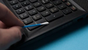 Najlepszy domowy sposób na czyszczenie klawiatury. Znajomy informatyk potwierdza
