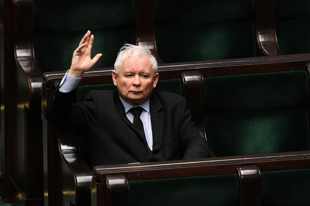 Prezes PiS Jarosław Kaczyński na sali obrad podczas głosowania Prezes PiS Jarosław Kaczyński na sali obrad podczas głosowania
