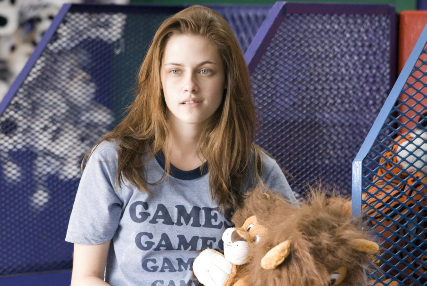 Kolejnymi kinowymi rolami Stewart były: epizodzik w "Jumperze" - wysokobudżetowym sci-fi w reżyserii Douga Limana oraz nieduży występ u boku Roberta De Niro w satyrze na Hollywood "Co jest grane?". Kiedy wytwórnia Summit Entertainment podjęła decyzję, że główną kobiecą rolę w ekranizacji książkowej serii "Zmierzch" zagra 18-letnia Kristen Stewart, aktorka kręciła właśnie niezależny film "Adventureland". Reżyserka "Zmierzchu" - Catherine Hardwicke - odwiedziła Stewart na planie tej produkcji, by poddać ją próbnym ekranowym testom.