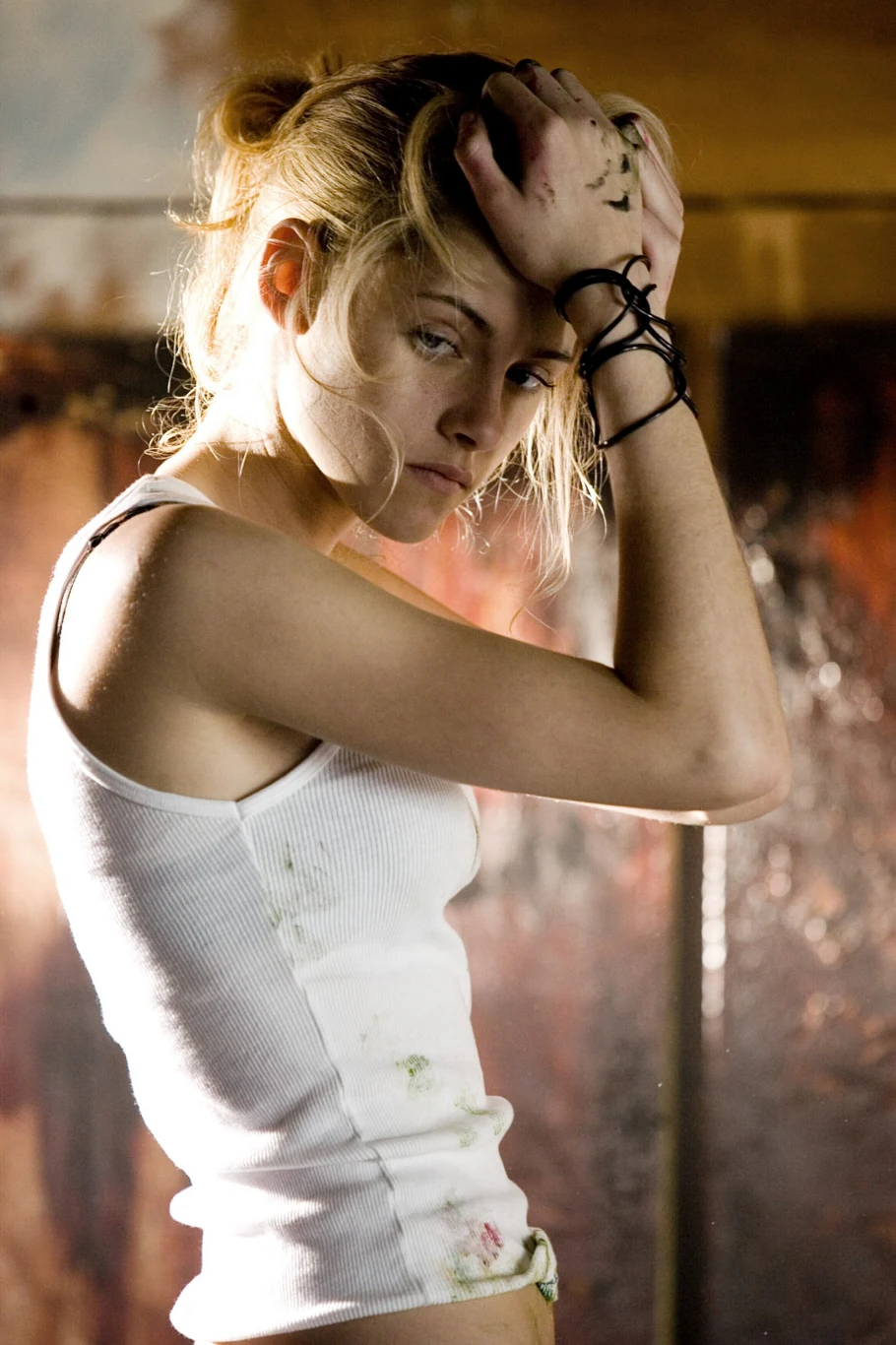 W tragikomedii Jona Kasdana "W świecie kobiet" (2007) Kristen Stewart objawiła się światu jako blondynka. Co ciekawe, bohaterka Stewart miała na nazwisko Hardwicke - tak samo, jak reżyserka filmowej serii "Zmierzch", która wkrótce uczyni z aktorki wielką gwiazdę. Rok później artystka pojawiła się w niewielkiej roli w dramacie Seana Pena "Wszystko za życie". Kreacja nastoletniej piosenkarki, która zakochuje się w głównym bohaterze filmu - 22-letnim wagabundzie (Emile Hirsch), spotkała się z mieszaną reakcją krytyki. Jedni chwalili jej "wrażliwy występ", inni wytykali aktorce "brak polotu".