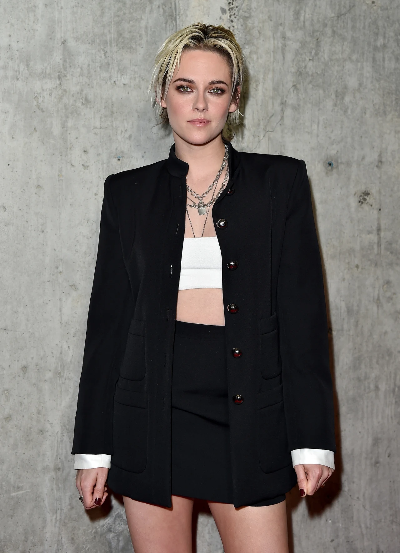 Kristen Stewart urodziła się i wychowała w Los Angeles. Jej ojciec, John Stewart, jest managerem i producentem telewizyjnym, który pracuje dla wytwórni Fox. Jej matka, Jules Mann-Stewart, jest scenarzystką pochodzenia australijskiego.