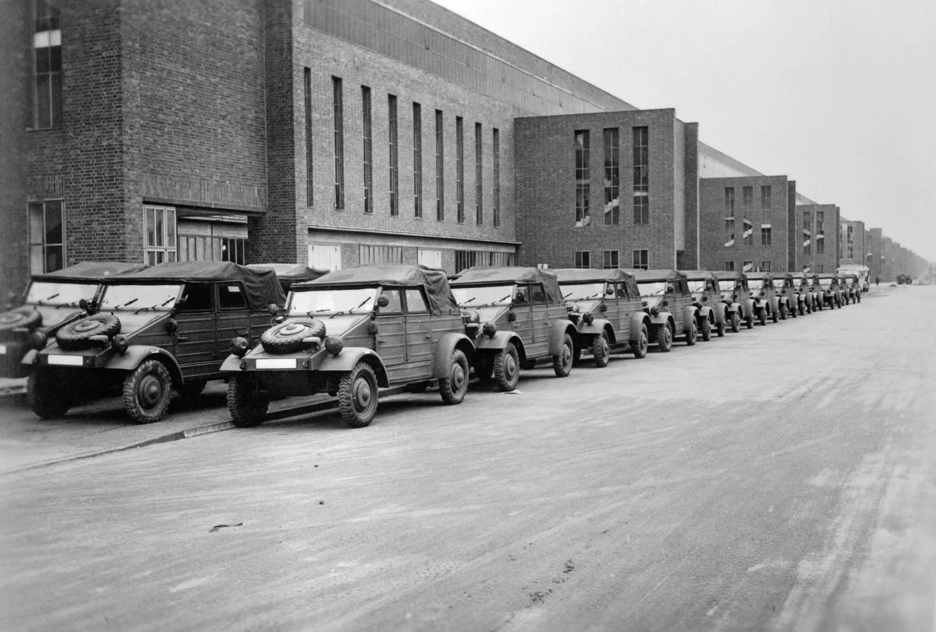 Zakład VW i właśnie wyprodukowane Kubelwageny, które już nie zdążyły trafić na front Zakład VW i właśnie wyprodukowane Kubelwageny, które już nie zdążyły trafić na front