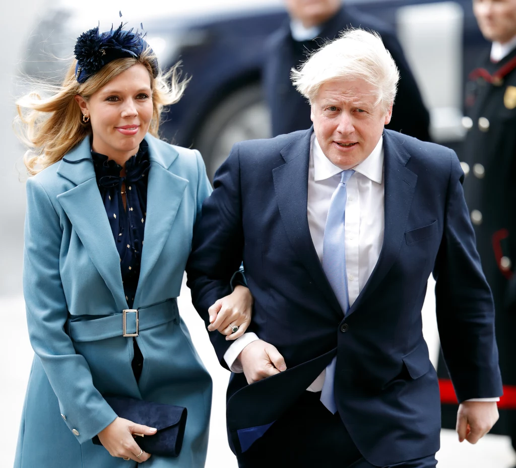 Boris Johnson przebywa w szpitalu na intensywnej terapii. Jest zakażony koronawirusem. Jego ciężarna narzeczona otrzymała zakaz odwiedzania go, ale jak poinformowała za pośrednictwem mediów społecznościowych, ona również jest chora na Covid-19. Po kliku dniach leżenia w domu czuje się znacznie lepiej i zaapelowała do kobiet w ciąży, aby stosowały się do zaleceń lekarzy. Boris Johnson przebywa w szpitalu na intensywnej terapii. Jest zakażony koronawirusem. Jego ciężarna narzeczona otrzymała zakaz odwiedzania go, ale jak poinformowała za pośrednictwem mediów społecznościowych, ona również jest chora na Covid-19. Po kliku dniach leżenia w domu czuje się znacznie lepiej i zaapelowała do kobiet w ciąży, aby stosowały się do zaleceń lekarzy.