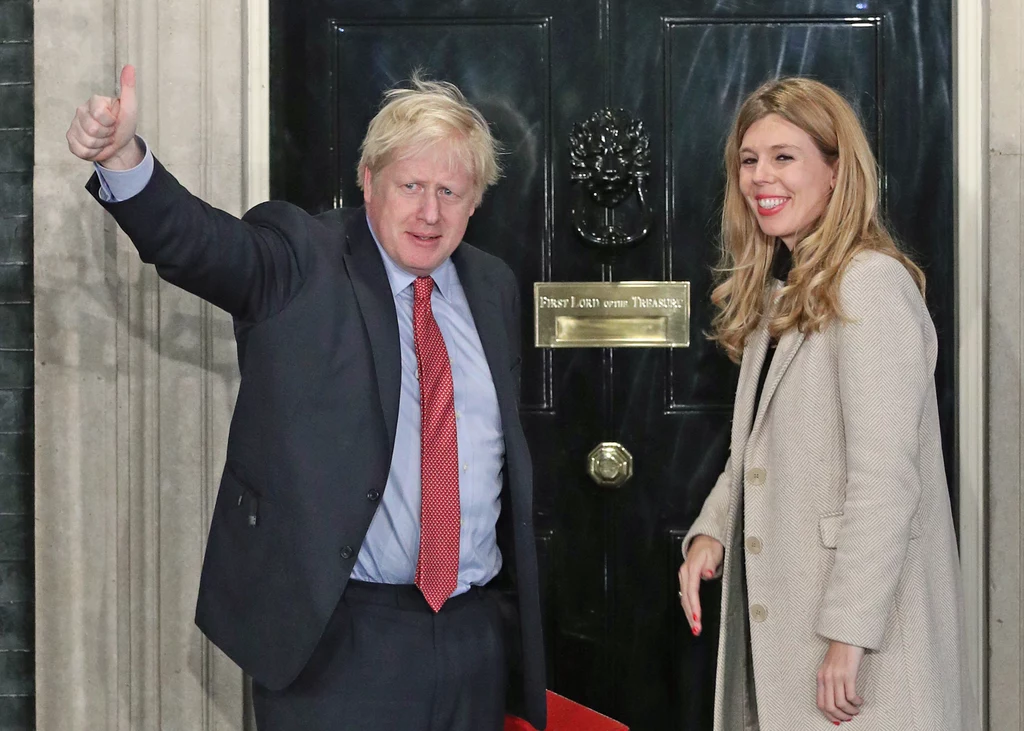Po wygranych wyborach, w lipcu 2019 roku Carrie Symonds wraz z Borisem Johnsonem przeprowadziła się na Downing Street. Byli pierwszą niezamężną parą, która zamieszkała w rezydencji premiera. Po wygranych wyborach, w lipcu 2019 roku Carrie Symonds wraz z Borisem Johnsonem przeprowadziła się na Downing Street. Byli pierwszą niezamężną parą, która zamieszkała w rezydencji premiera.