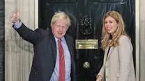 Po wygranych wyborach, w lipcu 2019 roku Carrie Symonds wraz z Borisem Johnsonem przeprowadziła się na Downing Street. Byli pierwszą niezamężną parą, która zamieszkała w rezydencji premiera.