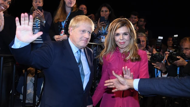 Carrie Symonds dorastała w East Sheen w południowo-zachodnim Londynie. Jest córką Matthew Symondsa, który jest jednym z założycieli dziennika "The Independent" i Josephine McAfee, pracującej w gazecie jako prawniczka.