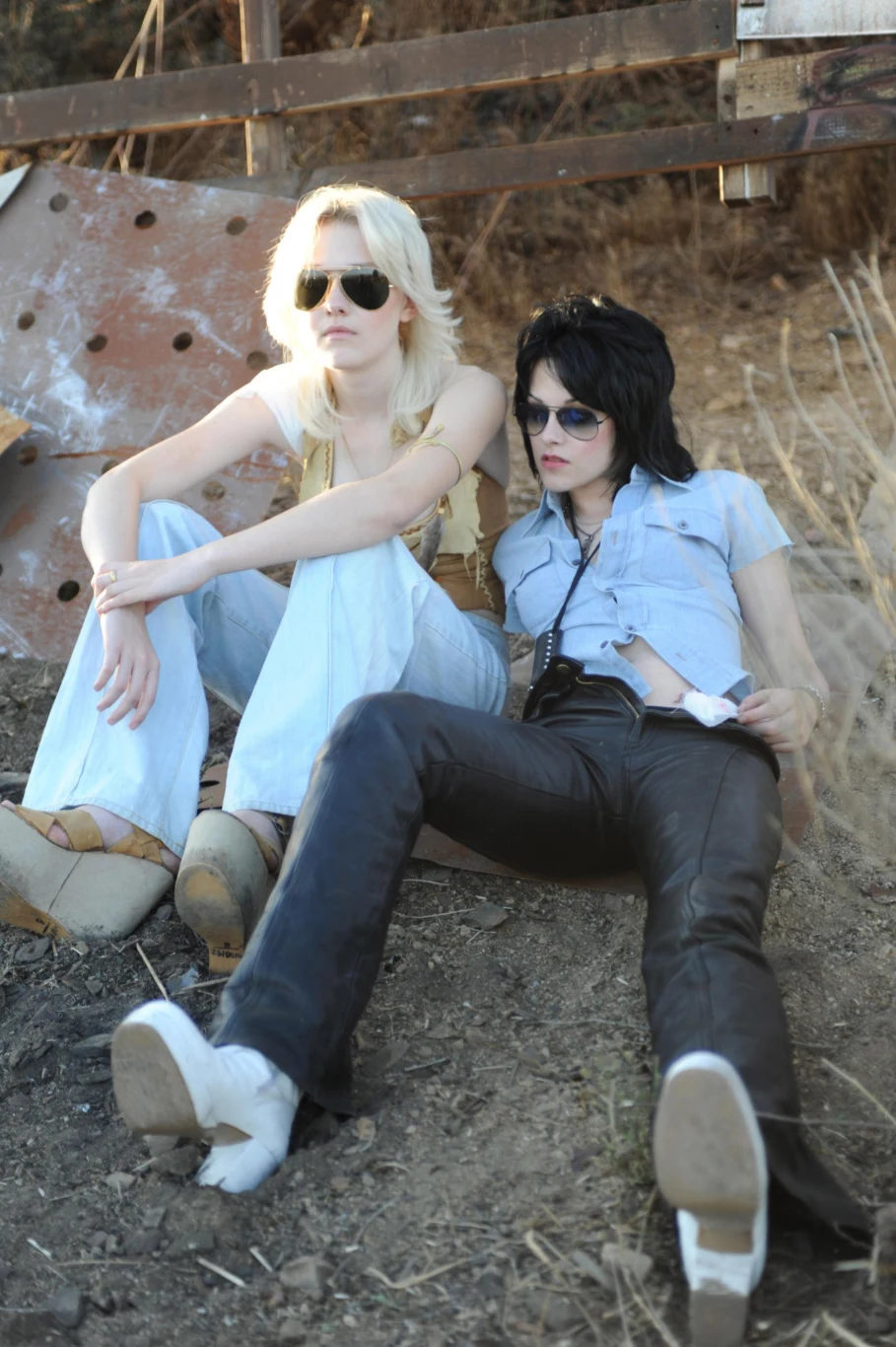 W 2010 wcieliła się w postać "kochającej rock'n'rolla" Joan Jett w filmie "The Runaways. Prawdziwa historia" - muzycznej biografii tytułowej grupy, która pod koniec lat 70. wywołała furorę w USA jako pierwszy w historii kobiecy zespół punkowo-rockowy. W końcu aktorka mogła sobie poprzeklinać na ekranie, mogła też zaprezentować widzom swoją seksualność (pocałunek głównych bohaterek nominowany został do nagrody MTV).