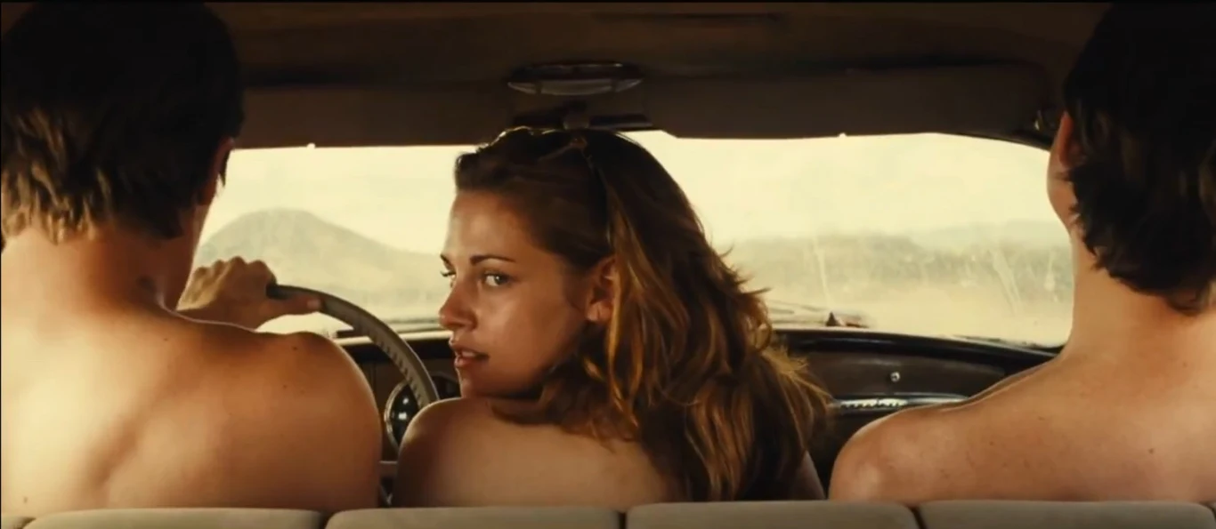 Talent Stewart eksplodował w filmie "W drodze" (2012) Waltera Sallesa. Film oparty na "biblii bitników" zadebiutował w konkursie głównym festiwalu w Cannes i tym, co przyciągnęło uwagę recenzentów była właśnie rola młodej aktorki. Po ugrzecznionym "Zmierzchu", przeznaczonym dla nastoletniej widowni, Stewart zdecydowała się na odważne sceny nagości, seksu i bardzo ekspresyjną grę. A - co najważniejsze - zrobiła to znakomicie - i z celebrytki szybko awansowała do grupy najbardziej utalentowanych i obiecujących aktorek swojego pokolenia.