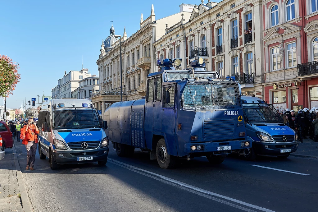 Armatki wodne i radiowozy bojowe to sprzęt używany do tłumienia zamieszek