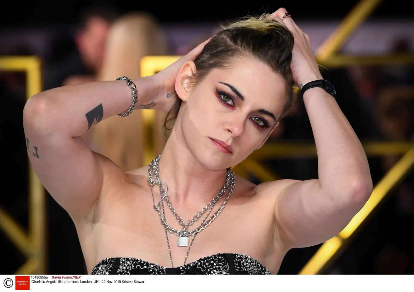 Następnie gwiazda pojawiła się w dwóch filmach biograficznych: "Lizzie" (2018) Craiga Williama Macneilla oraz "Seberg" Benedicta Andrewsa. W tym ostatnim wcieliła się w znaną aktorkę, która angażuje się w ruch na rzecz praw obywatelskich, przez co FBI zaczyna ją obserwować. Niezbyt udana była jednak kolejna przygoda artystki z kinem akcji. Wyreżyserowane przez Elizabeth Banks "Aniołki Charliego" (2019), w których poza Stewart w tytułowe postaci wcieliły się Ella Balinska i Naomi Scott, okazały się artystyczną i komercyjną porażką.