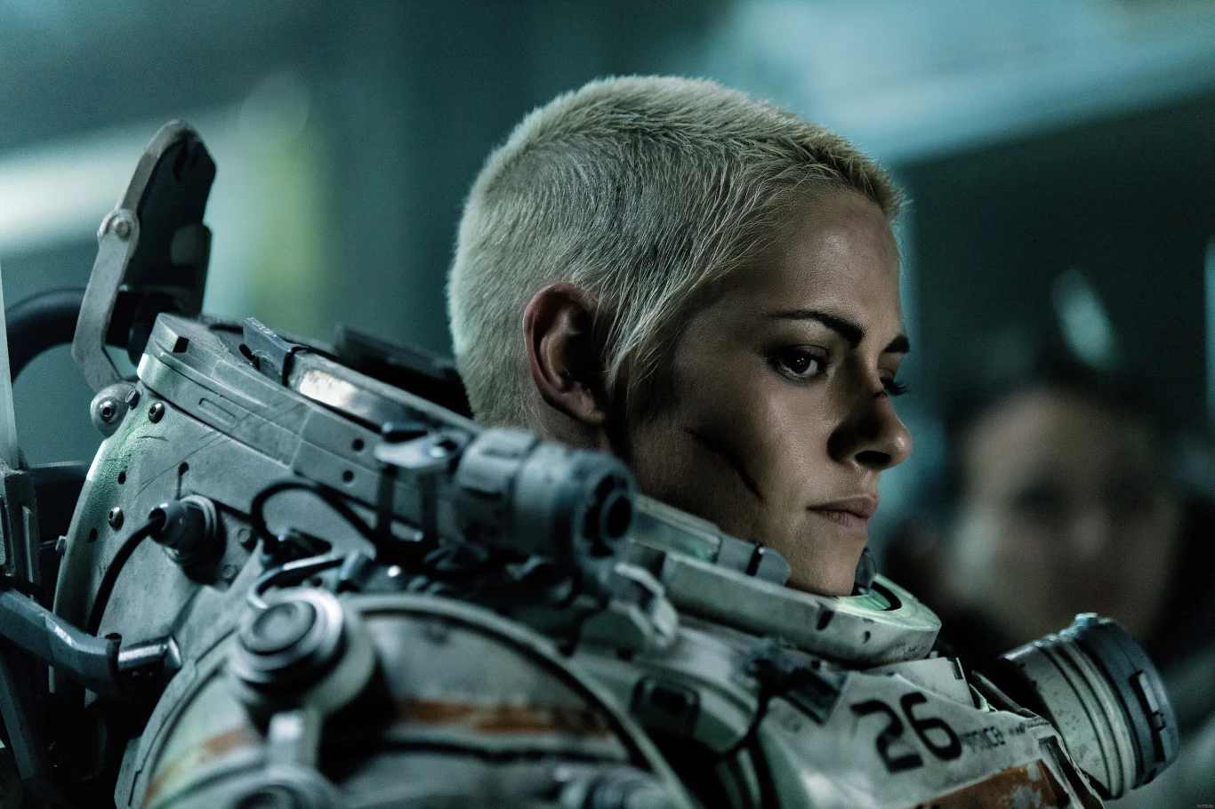 Jeszcze większym nieporozumieniem był thriller "Głębia strachu" (2020) Williama Eubanka. Produkcja, która prezentowana była w kinach na początku 2020 roku, opowiadała o grupie naukowców, która usiłuje wydostać się ze zniszczonej przez trzęsienie ziemi podwodnej stacji badawczej. Szybko zaczynają podejrzewać, że nie są pod wodą sami. Film zarobił na całym świecie zaledwie 40 milionów dolarów, nie pokrywając nawet swojego budżetu. Chyba znów nadszedł czas, aby Stewart porzuciła kino komercyjne na rzecz autorskich produkcji...