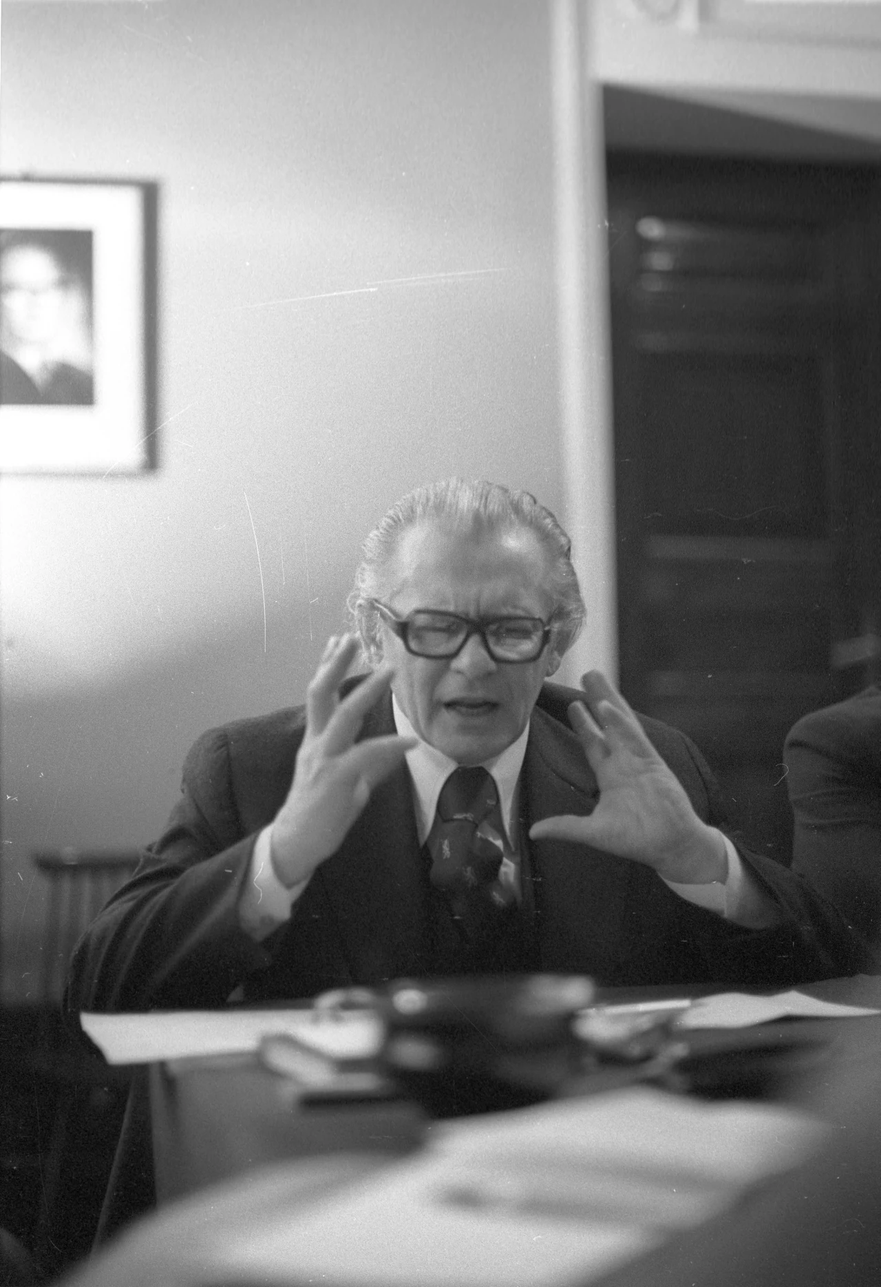 Tadeusz Łomnicki podczas zebrania Podstawowej Organizacji Partyjnej PZPR w sali estradowej PWST