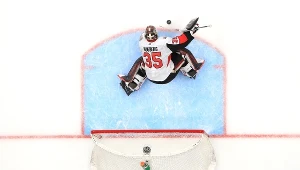Marcus Hogberg broni dostępu do bramki Ottawa Senators podczas meczu z Anaheim Ducks 10 marca