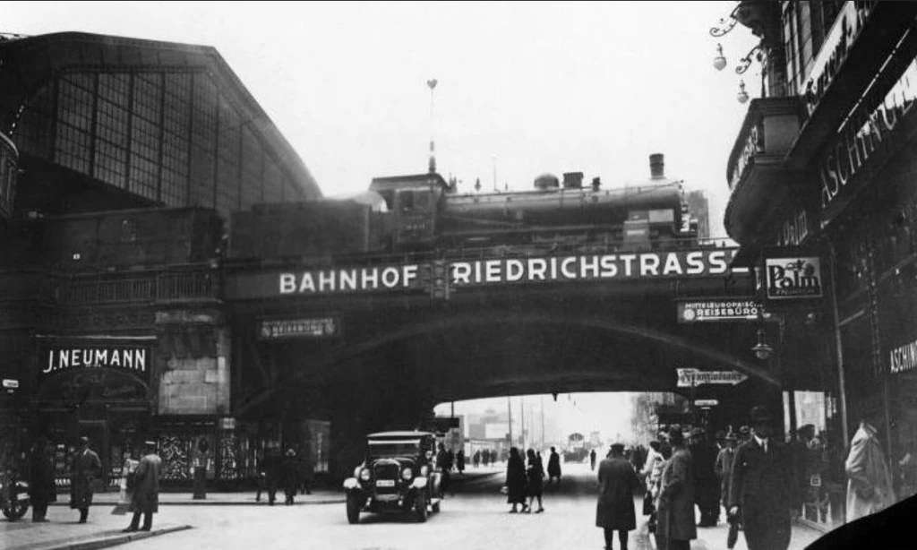 Wiadukt prowadzący na dworzec kolejowy Berlin Friedrichstraße 