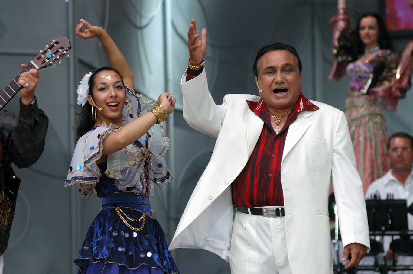 Wychowywał się w Gorzowie Wielkopolskim u boku słynnej cygańskiej poetki Papuszy. Na stałe osiedlił się w Ciechocinku, gdzie mieszka w imponującej rezydencji.