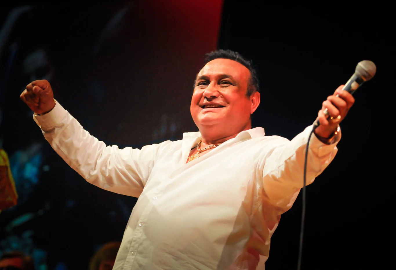 Don Vasyl urodził się 10 kwietnia 1950 roku w Łodzi (w Arturówku, w Lesie Łagiewnickim - tam wówczas stacjonował tabor cygański), jako Kazimierz Doliński. Od 1989 roku przestawia się jako Vasyl Szmidt. 