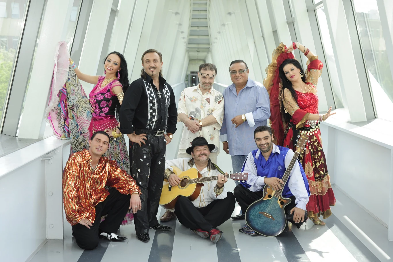 Na scenie występuje od 12. roku życia. Śpiewał m.in. w zespołach Heliosi, Roma, a od 1984 z własnymi, działającymi pod różnymi nazwami: Don Wasyl i Jego Roma, Don Wasyl i Jego Rodzina, Don Wasyl & Roma i Don Wasyl i Cygańskie Gwiazdy albo Don Wasyl i Gwiazdy Cygańskiej Pieśni.