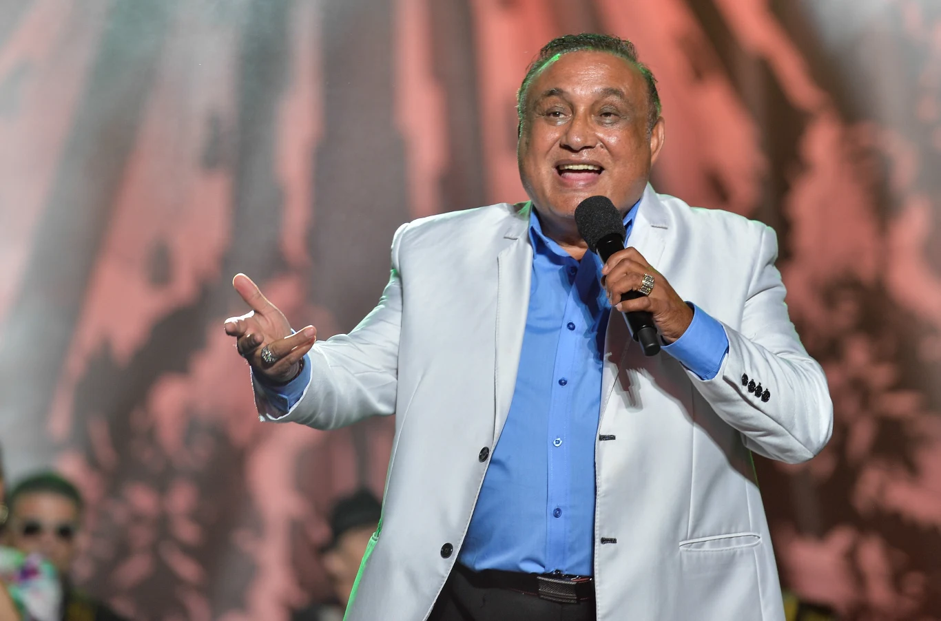 Kłopoty finansowe Vasyla pojawiły się, gdy na jaw wyszło, że przez lata nie rozliczał się z fiskusem - w jego imieniu miała się tym zająć firma prowadzona przez dwóch Polaków, którzy już nie żyją. "Jeden był po studiach muzycznych, a drugi znanym reżyserem. Oni zawiązali mi ten zespół Don Vasyl i Cygańskie Gwiazdy. Okazało się, że nie płacili za to podatków. W końcu się dobrała się do mnie skarbówka. Miałem do zapłacenia ok. 400 tys. zł" - opowiadał piosenkarz. Przez lata dług narósł do kwoty ponad miliona zł.