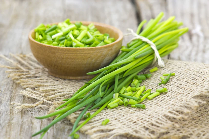 Wykorzystaj sezon. Posiekaj szczypiorek i włóż do słoika, a będziesz korzystać przez całą zimę Wykorzystaj sezon. Posiekaj szczypiorek i włóż do słoika, a będziesz korzystać przez całą zimę