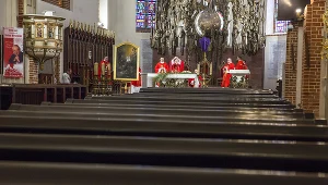Puste ławki w kościele w Łomży, Niedziela Palmowa