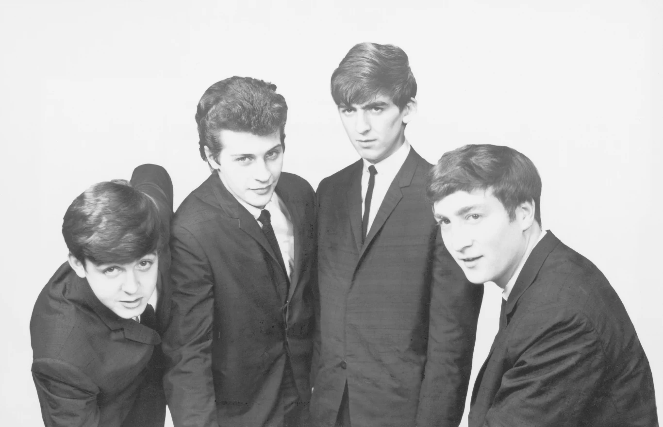 Pete Best musiał odejść, bo był przystojniejszy od McCartneya. W 1962 roku dotychczasowy perkusista grupy, Pete Beste, został wyrzucony z zespołu. Jednak powodem nie była chorobliwa zazdrość McCartneya. Decyzję podjął menedżer Brian Epstein, który był niezadowolony z tego, iż matka Besta wtrąca się w promocję formacji. Sami członkowie w późniejszych wywiadach tłumaczyli, że Best najzwyczajniej w świecie sobie nie radził i nie notował odpowiedniego progresu.