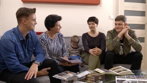 Bracia Jonkisz w rodzinnym domu z mamą oraz siostrą 