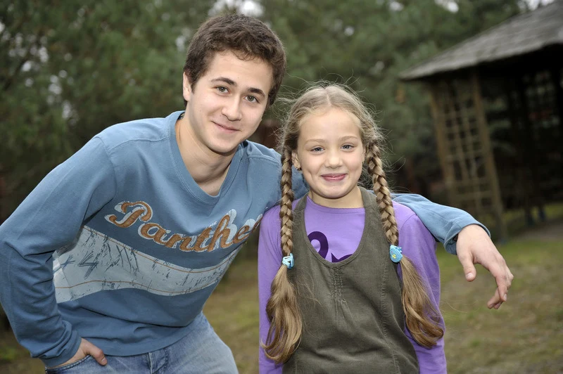 Swoją serialową karierę Wiktoria Gąsiewska zaczynała od epizodu w "Na dobre i na złe". Później, jako dziewięciolatka, zagrała w "Rodzinie zastępczej" (2007-2009). Na srebrnym ekranie mogliśmy ją także oglądać w epizodach w "Na dobre i na złe" oraz kryminalnym "Mroku".

Na zdjęciu: Wiktoria Gąsiewska i Sergiusz Żymełka na planie "Rodziny zastępczej"