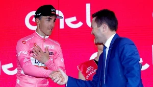 Włoski kolarz Valerio Conti i prezydent UCI David Lappartient