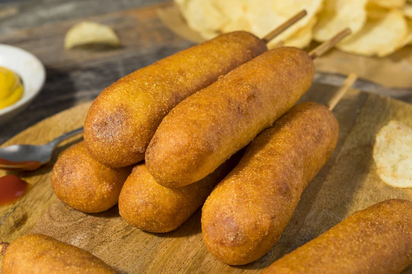 Parówki w cieście to ciekawa alternatywa dla tradycyjnych hot dogów Parówki w cieście to ciekawa alternatywa dla tradycyjnych hot dogów