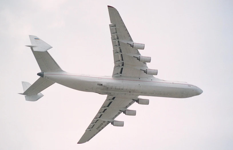 Antonow An-225 Mrija, największy transportowy samolot świata, przywiezie do Polski niezbędne środki do walki z koronawirusem. Na wypełnionym po brzegi pokładzie mieszczącego aż 250 ton ładunku samolotu znajdzie się 7 milionów maseczek typu P2, kilkaset tysięcy kombinezonów ochronnych i kilkaset tysięcy przyłbic.