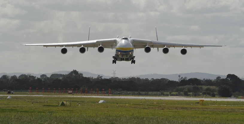 Transport na zlecenie KPRM przygotowały spółki KGHM Polska Miedź S.A. i Lotos S.A.  Samolot Antonow An-225 Mrija jest największą maszyną lotniczą na świecie. Ma ponad 84 metry długości, rozpiętość skrzydeł wynosi blisko 85 metrów. Wysokością dorównuje sześciopiętrowemu budynkowi. Samolot został wyprodukowany tylko w jednym egzemplarzu. Powstał w 1988 roku, w czasach ZSRR w zakładach lotniczych Aviant.