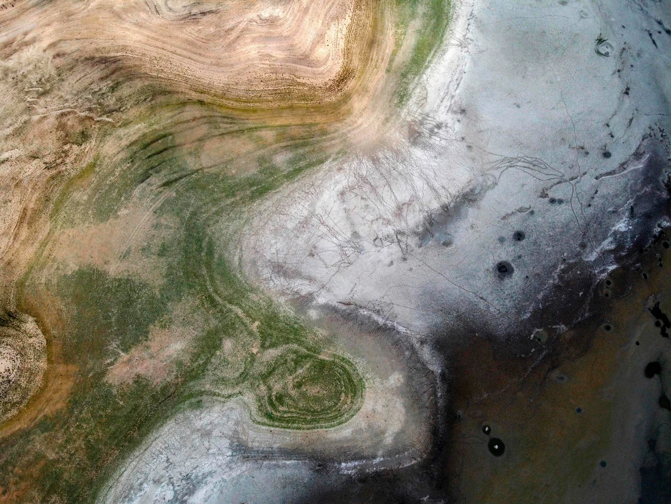Jak informuje resort, Instytut nawiązał współpracę z Poznańskim Centrum Superkomputerowo-Sieciowym, które posiada zaawansowaną infrastrukturę obliczeniową, dzięki której jest możliwość efektywnego gromadzenia satelitarnych danych obrazowych oraz ich przetwarzania. 
