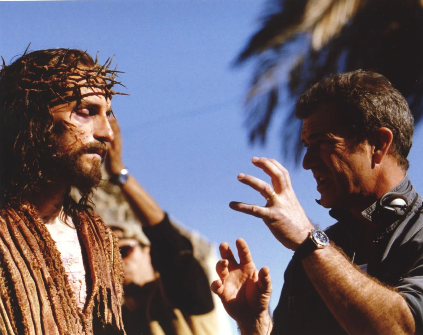 Pierwotnie Mel Gibson planował, że film będzie wyświetlany w kinach bez napisów. Aktorzy i kreowane przez nich role miały mówić same za siebie. Nakręcony w całości w językach aramejskim, hebrajskim i łacińskim ostatecznie doczekał się seansów z napisami.