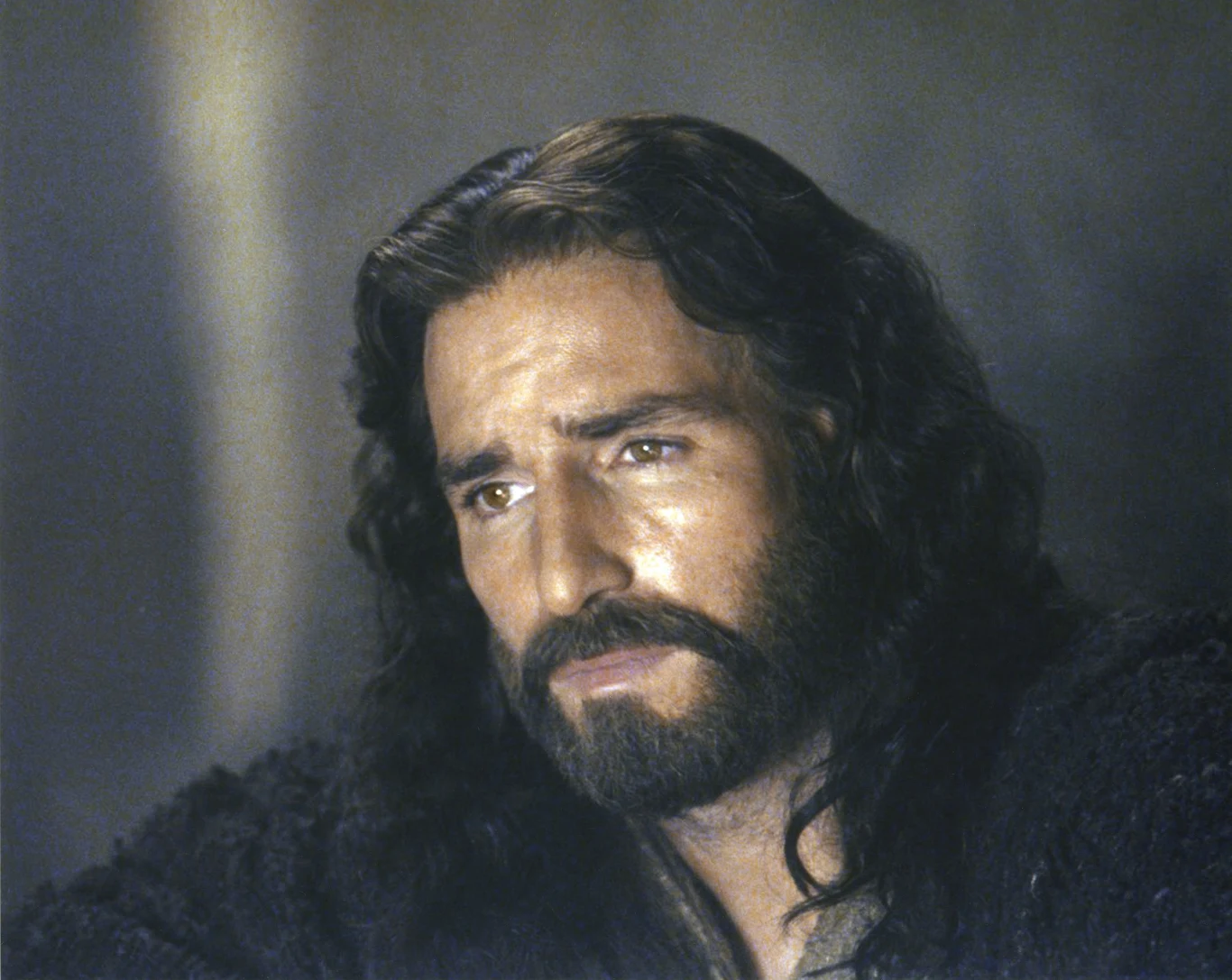 Niebieski kolor oczu Jima Caviezela został zmieniony na brązowy za pomocą efektów wizualnych.