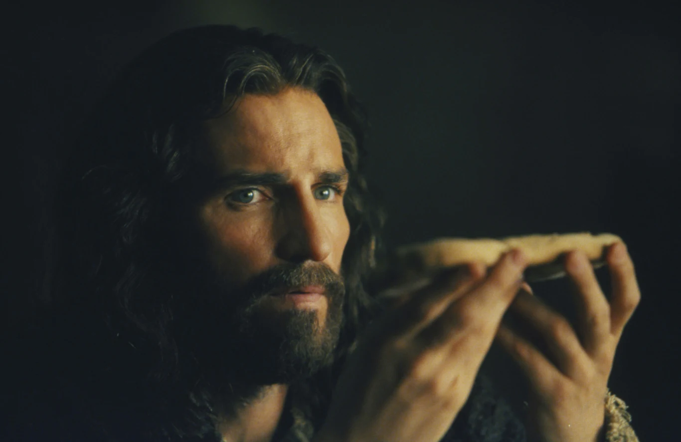 Przed oficjalną premierą producenci przekazali kopię swojego dzieła papieżowi Janowi Pawłowi II. Niedługo później media zaczęły donosić, że po zakończonym seansie Ojciec Święty miał powiedzieć "Tak właśnie było".