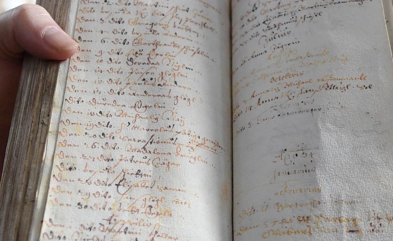 Pastor z Oberammergau przedstawia tzw. "Księgę śmierci" z czasów epidemii dżumy (XVII w.)