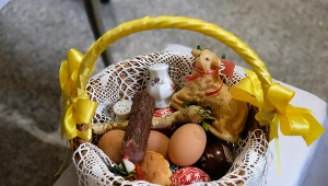 Koszyk ze święconką - w tym roku powinien zostać pobłogosławiony w domu