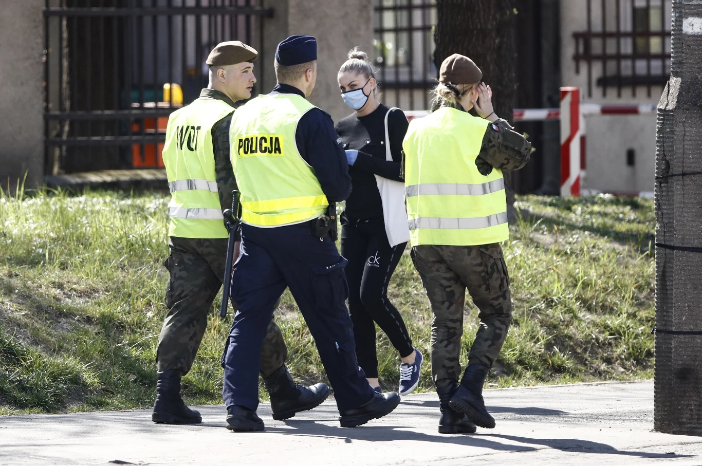 Policja razem z WOT patroluje ulice Warszawy Policja razem z WOT patroluje ulice Warszawy