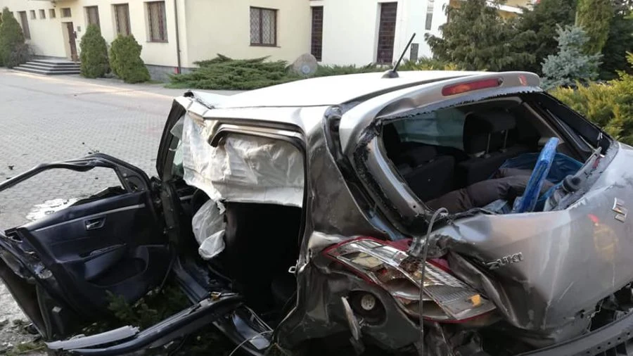 Auto uległo znacznemu zniszczeniu 