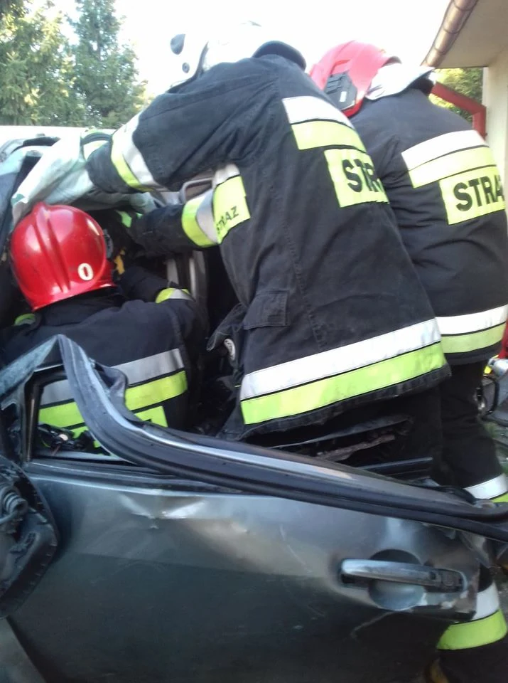 Kierowca zakleszczył się w samochodzie