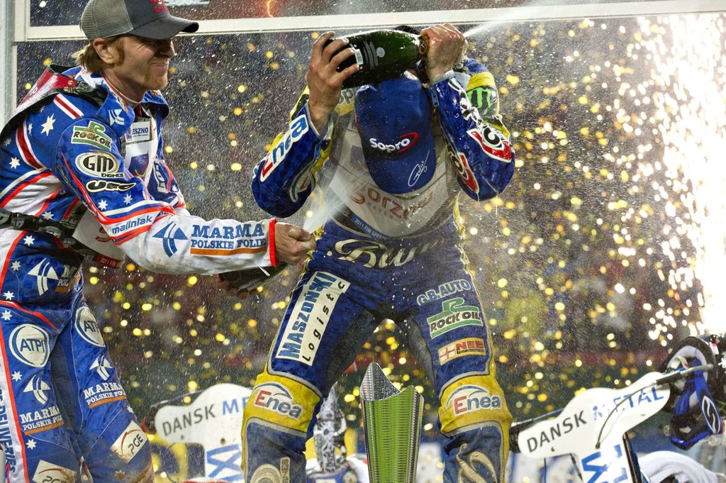 Jason Crump polewa szampanem zwycięzcę Grand Prix Danii 2011 r. Tomasza Golloba