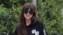 Dakota Johnson to amerykańska aktorka i modelka. Cały świat usłyszał o młodej artystce, gdy ta wystąpiła w głośnej adaptacji bestsellerowej powieści E.L. James „Pięćdziesiąt twarzy Greya”. Kobieta wychowywała się w aktorskiej rodzinie, a więc można powiedzieć, że zawód ma we krwi. 