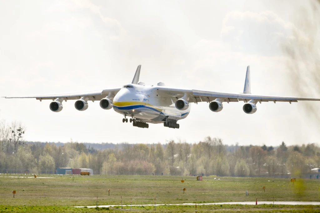 Antonow An-225 na lotnisku Okęcie Antonow An-225 na lotnisku Okęcie