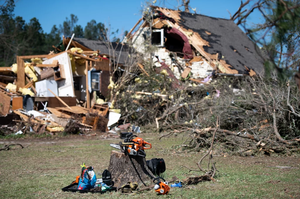 Krajowa Służba Meteorologiczna przypomina, że gdy nadciąga tornado, to nawet w trakcie epidemii priorytetem jest ochrona przed nim. Najlepiej w specjalnym schronie lub piwnicy. Krajowa Służba Meteorologiczna przypomina, że gdy nadciąga tornado, to nawet w trakcie epidemii priorytetem jest ochrona przed nim. Najlepiej w specjalnym schronie lub piwnicy.
