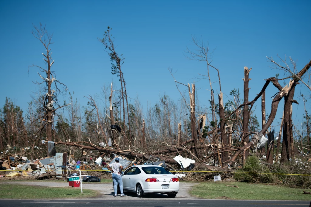 Sezon na tornada zaczyna się w USA wraz z wiosną. Średnio rocznie przez Stany Zjednoczone przechodzi ok. 1,2 tys. trąb powietrznych, z czego najwięcej w Teksasie. Na ich skutek ginie rocznie około 60 osób, głównie od uderzeń fruwających odłamków. Trąby powietrzne mogą wyrywać drzewa, a nawet porywać samochody. źródło tekstu: PAP Sezon na tornada zaczyna się w USA wraz z wiosną. Średnio rocznie przez Stany Zjednoczone przechodzi ok. 1,2 tys. trąb powietrznych, z czego najwięcej w Teksasie. Na ich skutek ginie rocznie około 60 osób, głównie od uderzeń fruwających odłamków. Trąby powietrzne mogą wyrywać drzewa, a nawet porywać samochody. źródło tekstu: PAP
