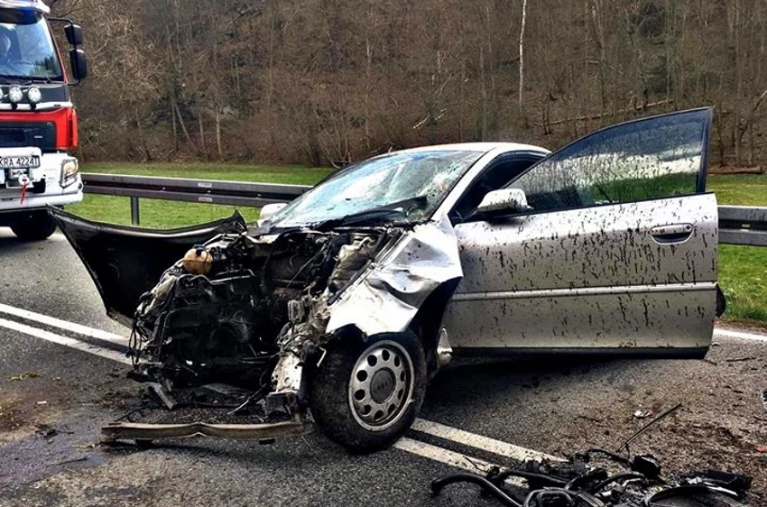 Auto zostało kompletnie zniszczone / Fot: OSP Skała